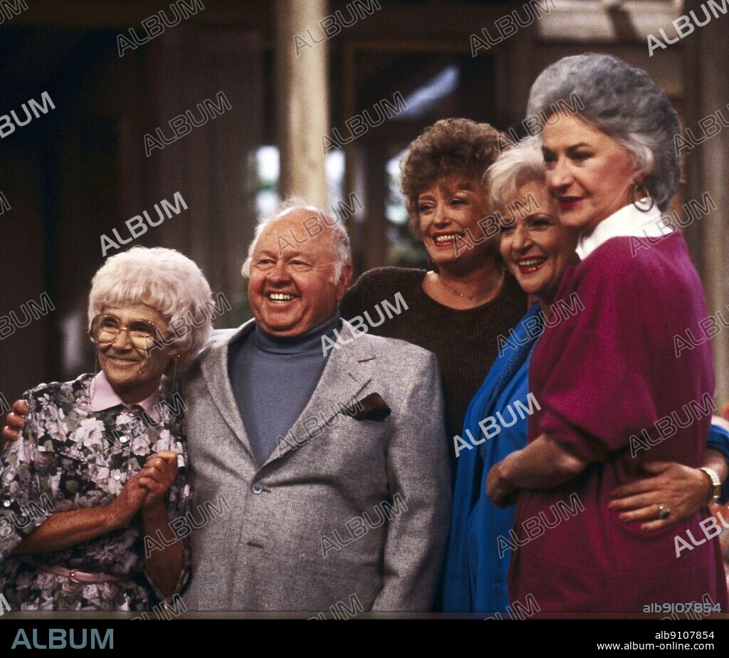 BEA ARTHUR, BETTY WHITE, ESTELLE GETTY, MICKEY ROONEY and RUE MCCLANAHAN in THE GOLDEN GIRLS, 1985, directed by SUSAN HARRIS. Copyright TOUCHSTONE TELEVISION.