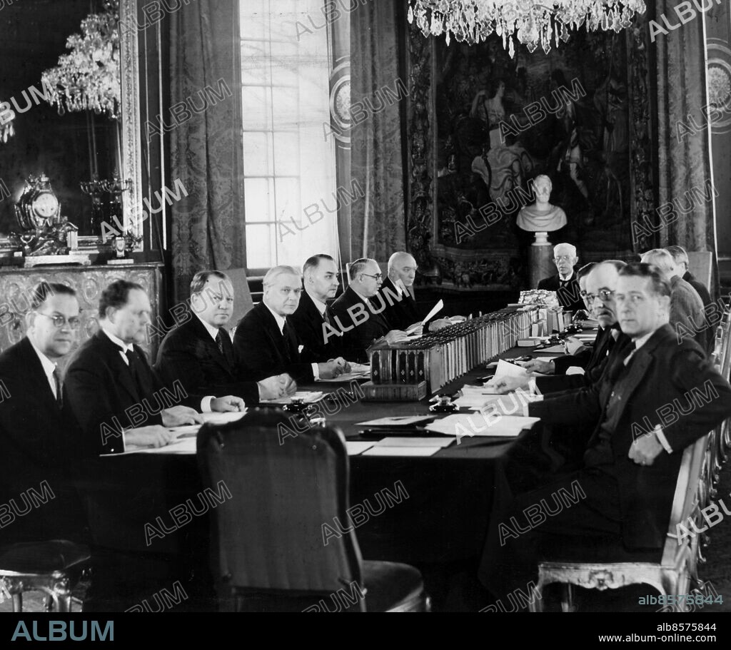 STOCKHOLM 1944 . Samlingsregeringen (1939-45) vid konselj på Stockholms slott. Fr v statsråden Tage Erlander, Axel Rubbestad, Axel Gjöres, Gösta Bagge, Nils Quensel, Axel Pehrsson-Brahmstorp, statsminister Per Albin Hansson, kung Gustaf V, Christian Günther (skymd), Ernst Wigforss, Thorvald Bergquist (skymd), Fritiof Domö, Knut Ewerlöf och Bertil Ohlin. Foto: TT Kod: 190 . COPYRIGHT SCANPIX SWEDEN.
