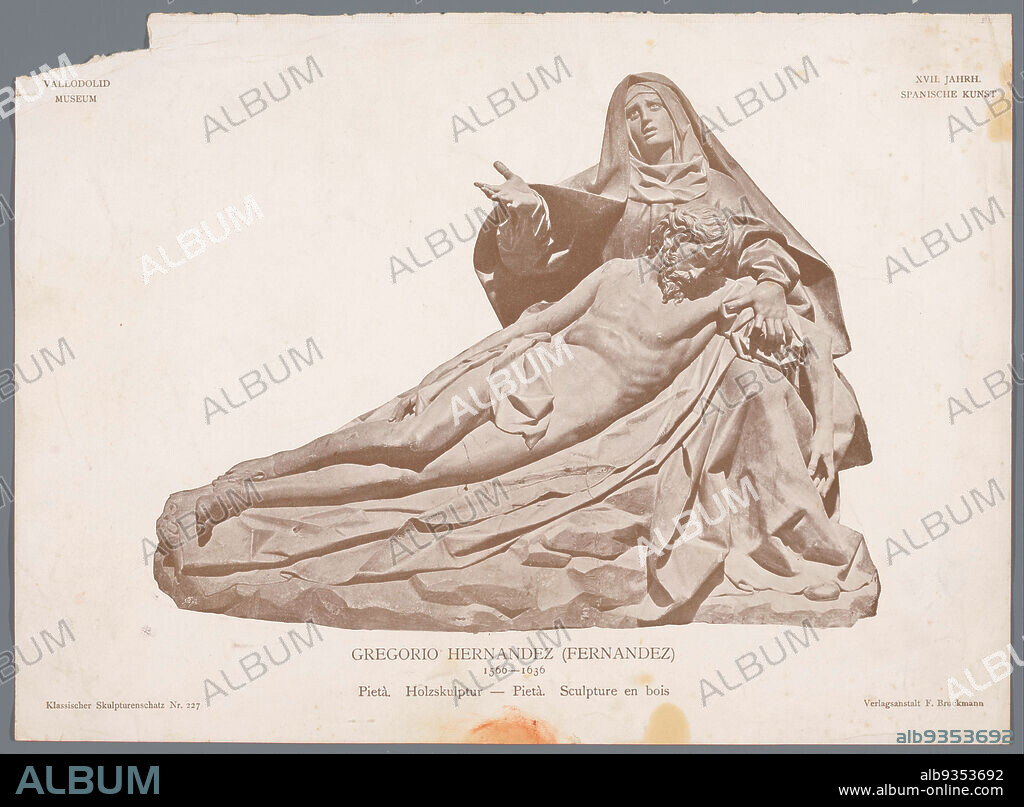 Photoreproduction of a Pietà by Gregorio Hernández, GREGORIO HERNANDEZ (FERNANDEZ) 1566-1636 Pietà. Holzskulptur - Pietà. Sculpture en bois, anonymous, publisher: Verlagsanstalt Fr. Bruckmann A.-G. (mentioned on object), Europe, c. 1875 - c. 1900, paper, printing ink, height 218 mm × width 296 mm.