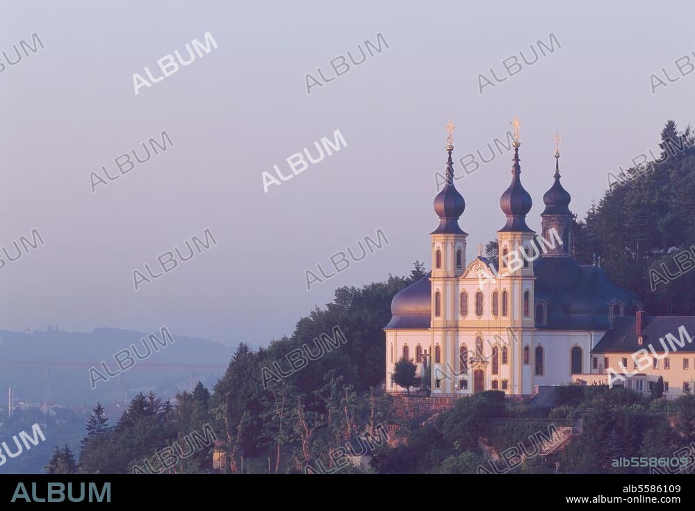 Würzburg (Unterfranken), "Käppele" - Wallfahrtskirche auf dem Nikolausberg. (erb. 1747-50; Arch.: Balthasar Neumann). Blick von der Festung Marienberg auf das Käppele. Foto.