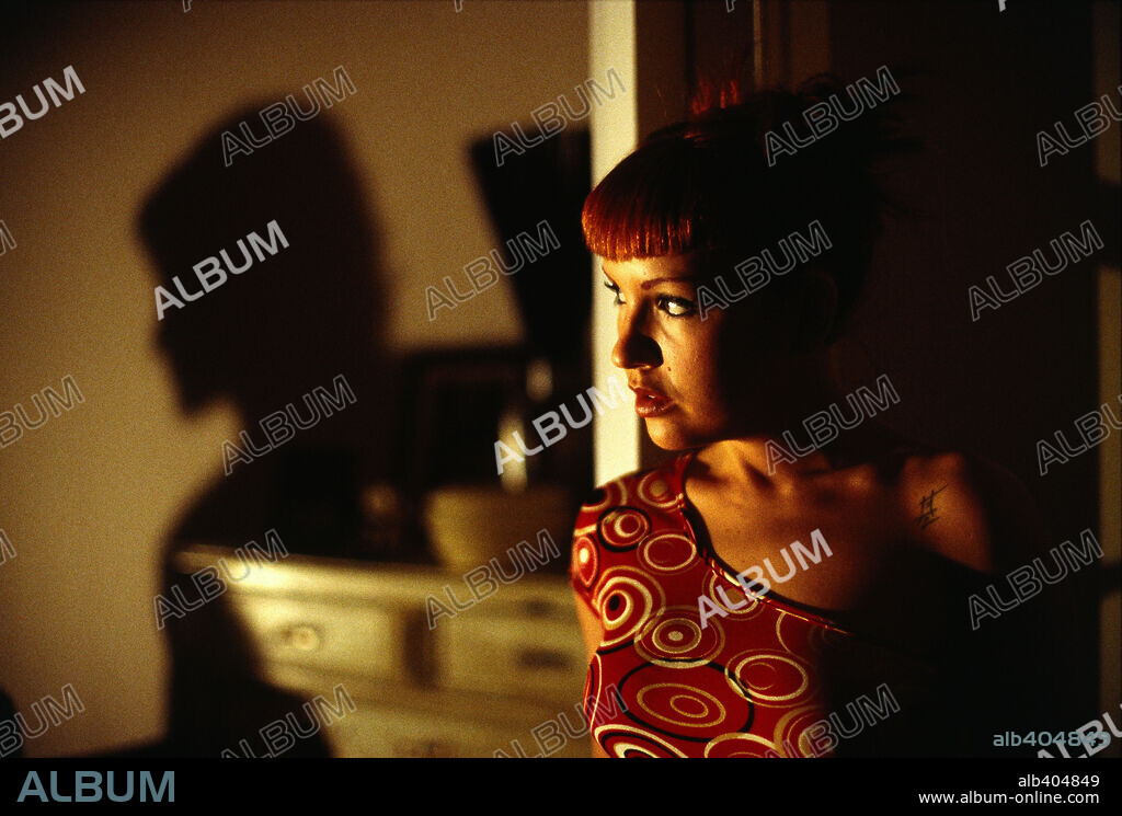 LAURA MANZANEDO en MAS DE MIL CAMARAS VELAN POR TU SEGURIDAD, 2003, dirigida por DAVID ALONSO. Copyright LOTUS FILM INTERNATINAL/ENSUEÑO FILMS.