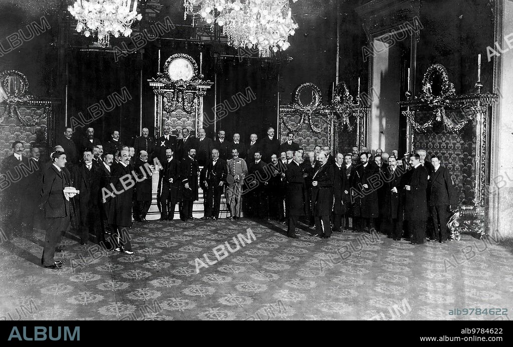March 1911. The Halls of the Chamber of Commerce of Barcelona the Governor, Mr. Portela (X), and to his left the President of the Chamber, Mr. Maristany, at the official inauguration of the Halls of the fish market.
