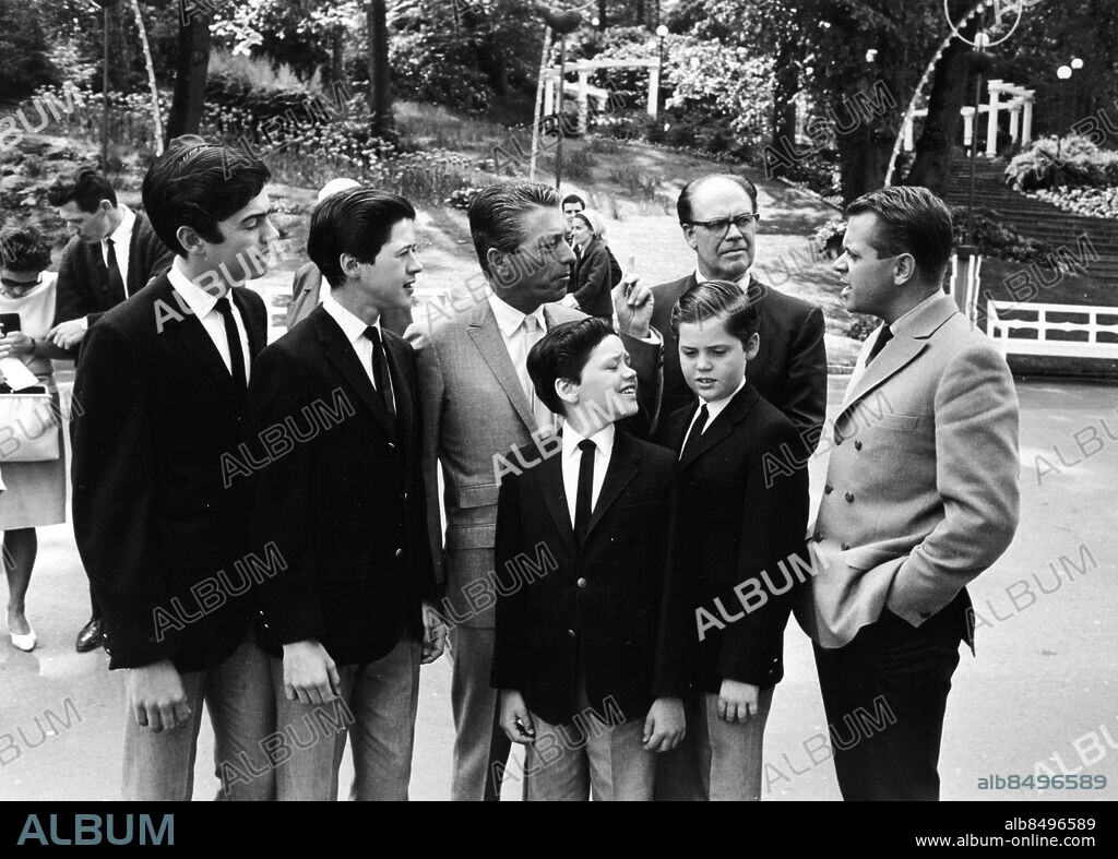 GÖTEBORG 1965-06.. Celebert besök på Liseberg: till höger ses Lasse Lönndahl, de unga herrarna i mörka kavajer är The Osmond Brothers. *** Local Caption *** GT Foto: Kamerareportage / TT / Kod: 2524.