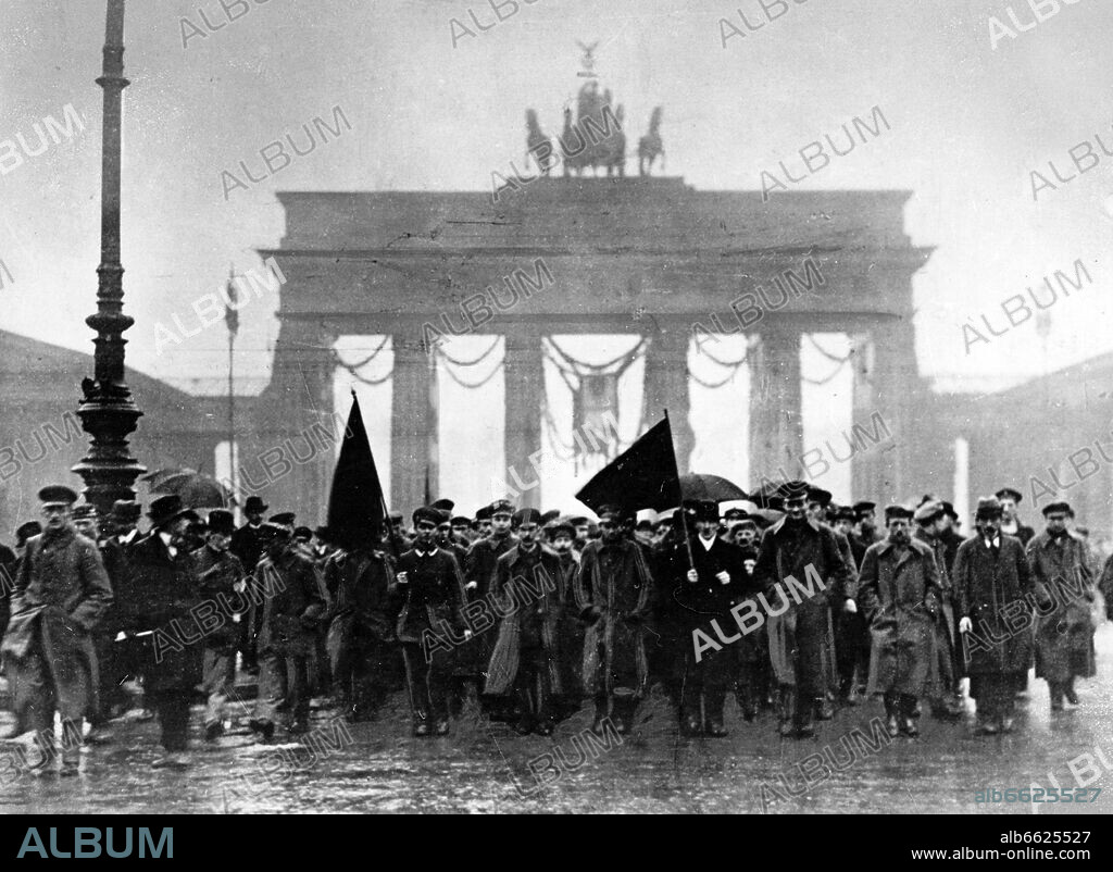 German Revolution 1918/1919: Revolutionary sailors and civilians demonstrate in front of Brandenburg Gate on Pariser Platz in Berlin, Germany, on 9 November 1918. Photo: Fotoarchiv für Zeitgeschichte/Archiv. 09/11/1918
