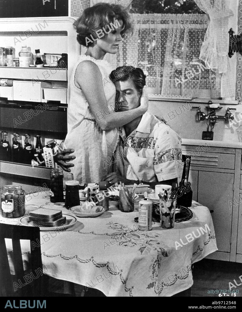 DICK VAN DYKE y PIPPA SCOTT en UN MES DE ABSTINENCIA, 1971 (COLD TURKEY), dirigida por NORMAN LEAR. Copyright UNITED ARTISTS.