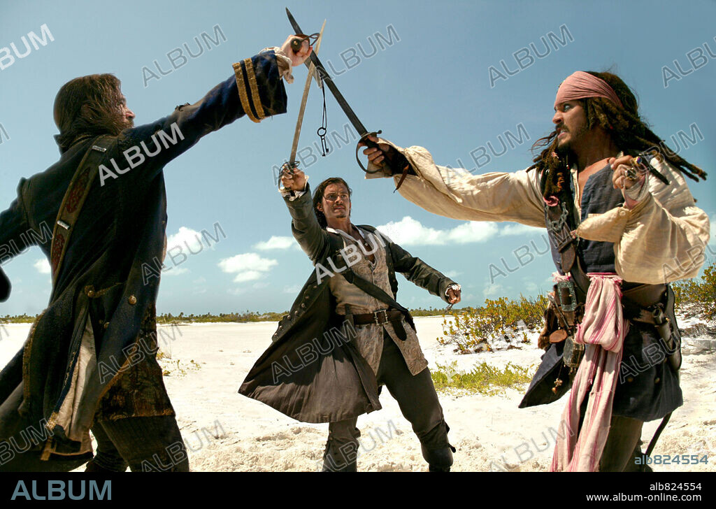 JOHNNY DEPP et ORLANDO BLOOM dans PIRATES OF THE CARIBBEAN: DEAD MAN'S CHEST, 2006, réalisé par GORE VERBINSKI. Copyright DISNEY ENTERPRISES / MOUNTAIN, PETER.