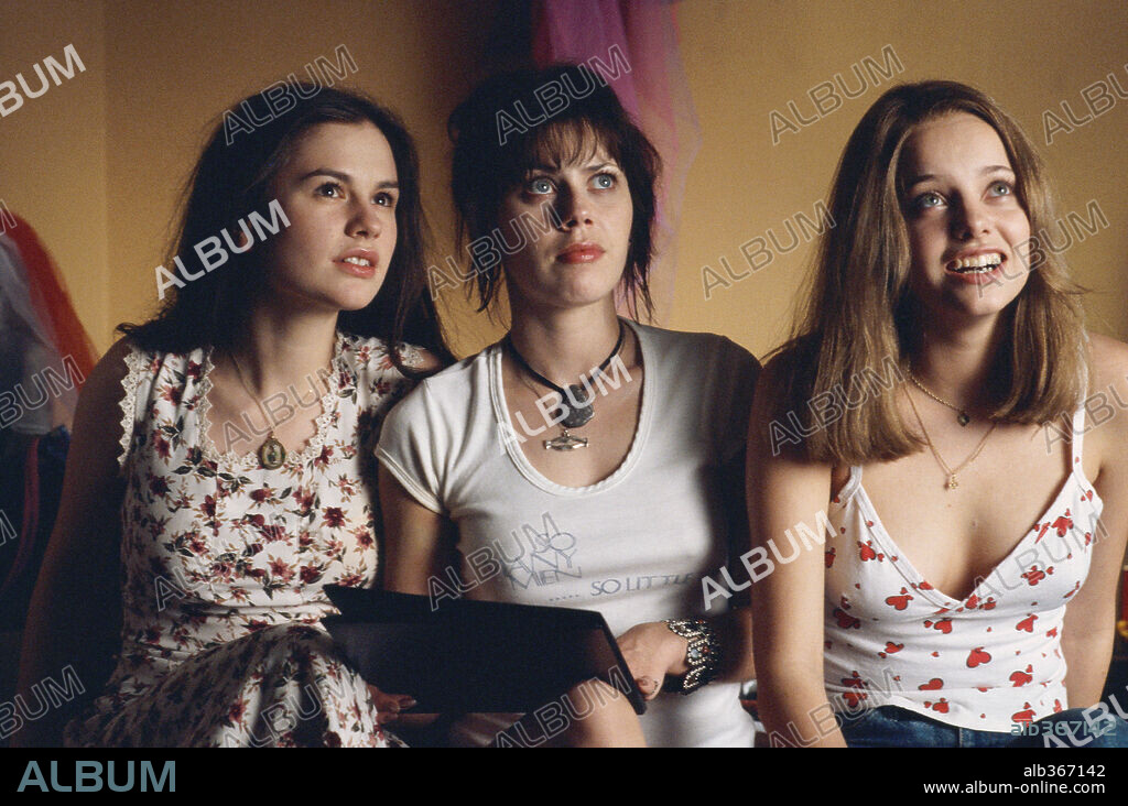 ANNA PAQUIN, BIJOU PHILLIPS und FAIRUZA BALK in ALMOST FAMOUS, 2000, unter der Regie von CAMERON CROWE. Copyright COLUMBIA PICTURES/DREAMWORKS PICTURES / PRESTON, NEAL.
