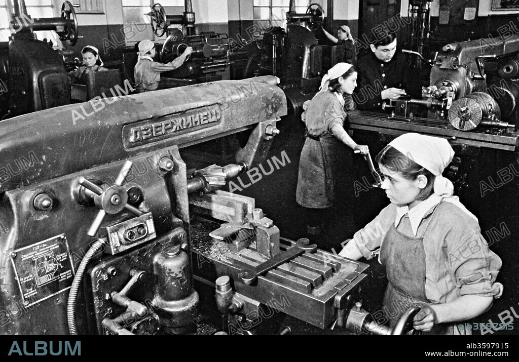 ANATOLY SERGEEVICH GARANIN. The Tula Machine-Tool Plant produces weapons for the front.