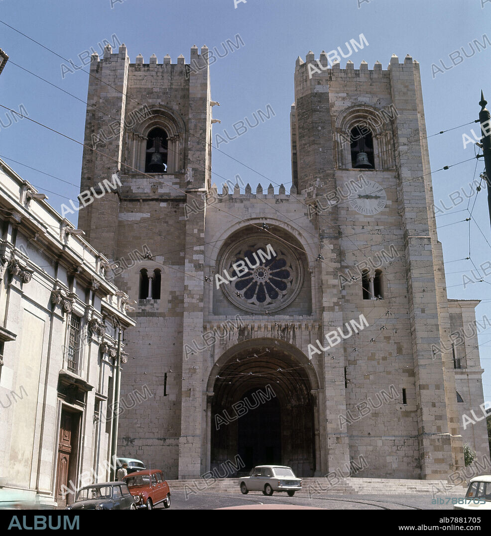 FACHADA NEORROMANICA DE LA CATEDRAL DE LISBOA RECONSTRUIDA A PRINCIPIOS DEL SIGLO XX.