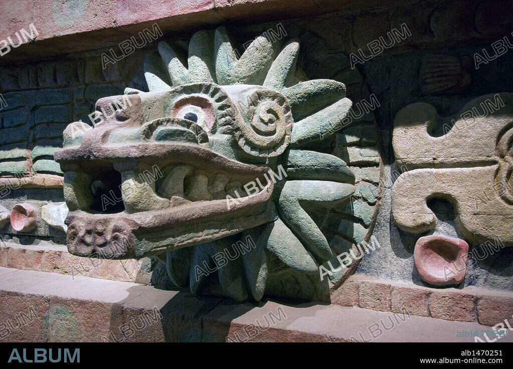 ARTE PRECOLOMBINO. MEXICO. Detalle de la CABEZA DE QUETZALCOATL (SERPIENTE EMPLUMADA), en la Sala de Teotihuacan. MUSEO NACIONAL DE ANTROPOLOGIA. MEXICO D. F.