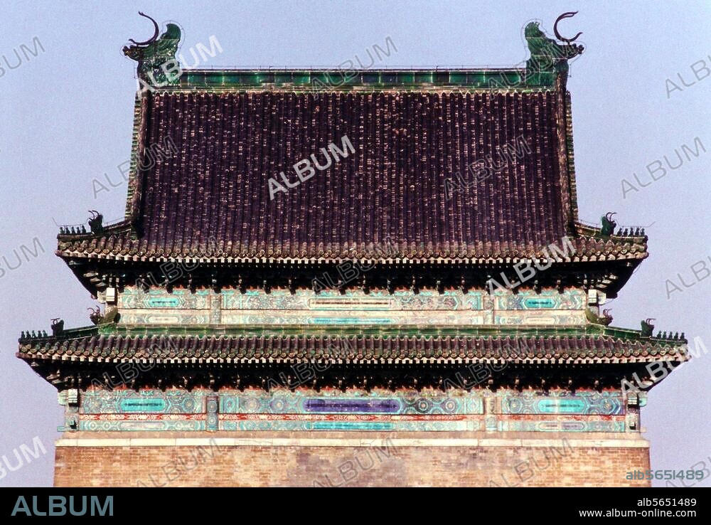 Peking - Beijing (China), Glockenturm - Zhong Lou (Teil der nördlichen Stadtbefestigung, erbaut 1420). Teilansicht: Dach. Foto, undat.