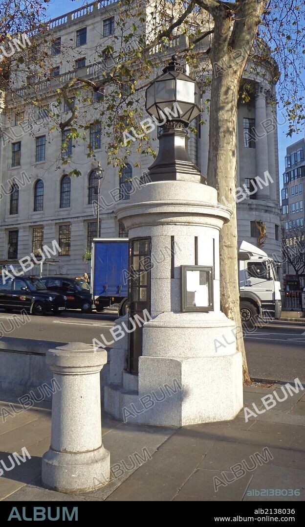 Smallest police station in Britain. Located in Trafalgar square. Built in 1926 to fit one police officer, but can accommodate 2 prisoners. (Photo by: Universal History Archive/UIG via Getty Images).