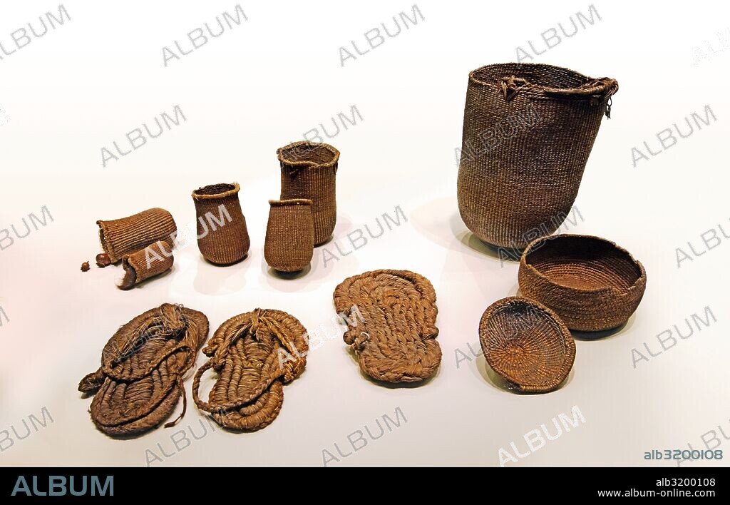 Calzado (sandalias) y utensilios (cestos) del Neolítico fabricados con esparto. Cueva de los Murciélagos, Granada.