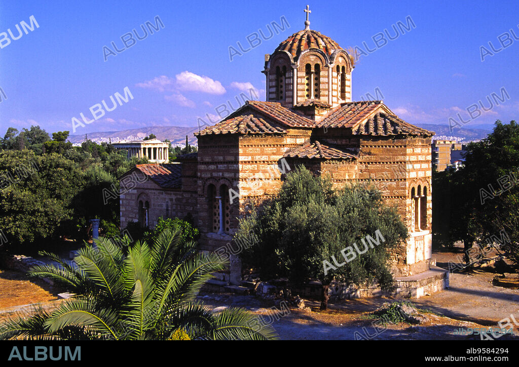 Iglesia bizantina de los Santos Apóstoles(s.XI), detras el templo de Hefesto(449a.c.) con la ciudad moderna al fondo. Atenas.Ática. Sterea Ellada.Grecia.