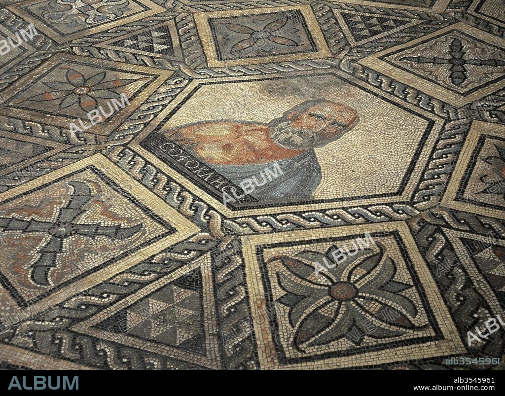 Sófocles (496-406 a. C.). Poeta trágico griego. Mosaico con la imagen del poeta. Mosaico de los Filósofos, que representa a los Siete Sabios de la Antigua Grecia. Hallado en Colonia, Alemania. Museo Romano-Germánico. Colonia. Alemania.