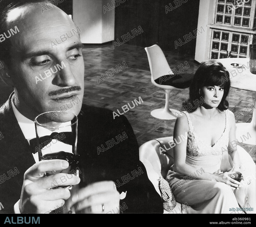 JOSE "SAZA" SAZATORNIL y LAURA VALENZUELA en LAS QUE TIENEN QUE SERVIR, 1967, dirigida por JOSE MARIA FORQUE. Copyright AGATA FILMS.