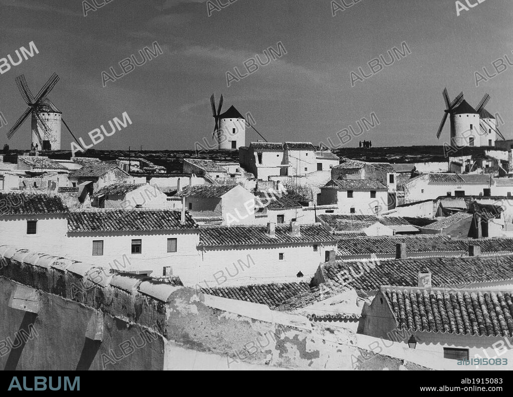 España. Vista general de Campo de Criptana (Ciudad Real). Molinos de viento. Años 1950.