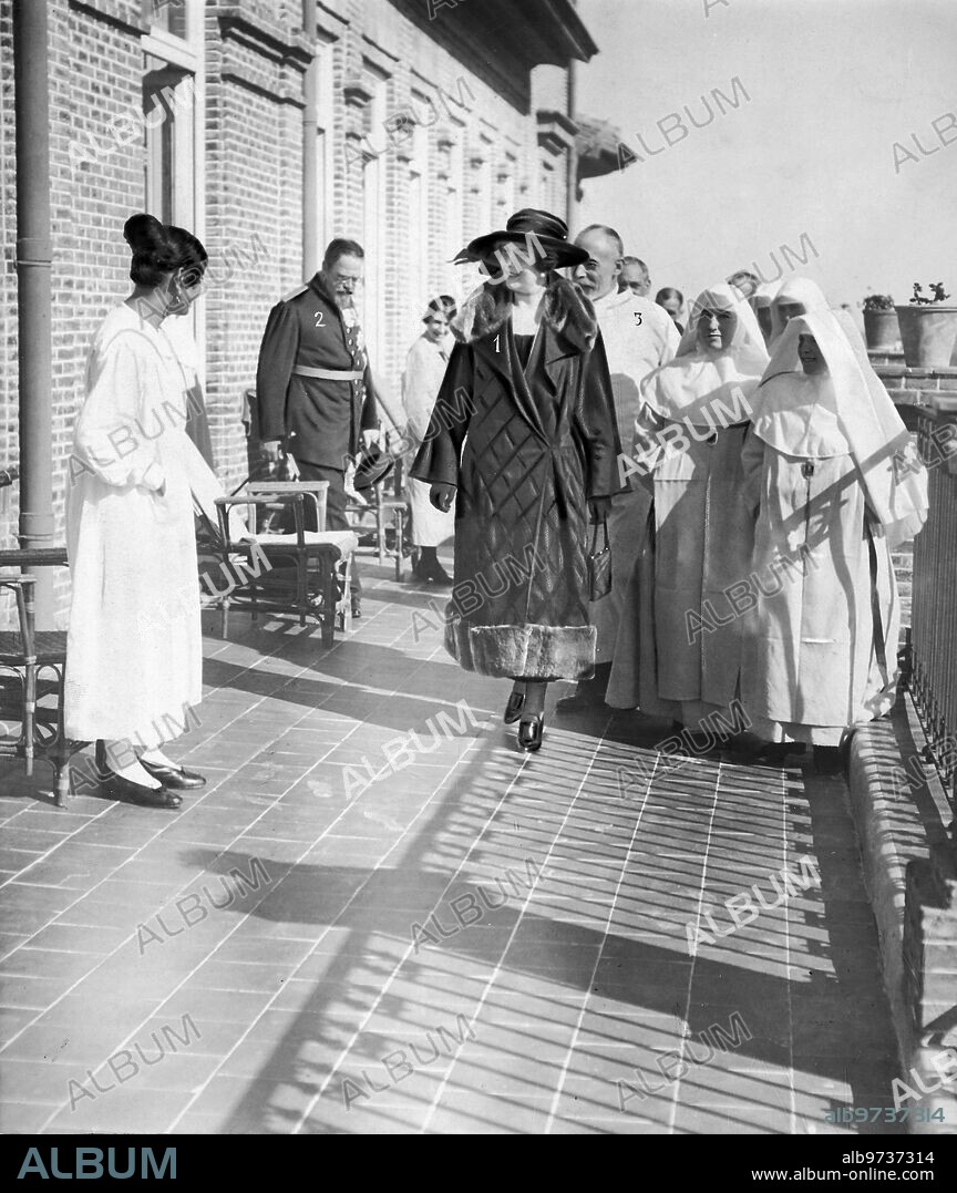 5 noviembre 1921. Madrid. En el sanatorio de Valdelatas. Su majestad la Reina (1), con el príncipe D. Luis Fernando de Baviera (2), y el ilustre doctor Codina (3), durante su visita de ayer A los Enfermos.