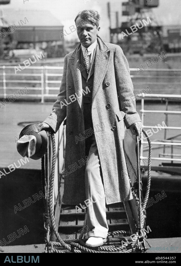 Orig. bildtext... BARON WILLIAM THEOBALD FRARY VON BLOMBERG ARRIVES FROM GERMANY. Baron William Theobald Frary von Blomberg, who achieved fame recently ny his adoption by the Baroness Adelheid Maria von Blomberg, cousin of General Werner von Blomberg, Reichwehrminister of Germany, landed at Southampton from Hamburg, after visiting his new family in Hamburg. The Baron fought to retain his American citizenship and German title in Washingt and succeeded. Photoshows: Baron William Theobald Frary von Blomberg on his arrival at Southampton from Hamburg. August 23rd 1934 Anm. W Frary von Blomberg, f. 1904, amerikan, adopterad av tysk baronessa. Adelsmän Rockar Slipsar Relingar Landgångar Rep Resenärer CD535 persons: WILLIAM FRARY VON BLOMBERG sites: USA*;SOUTHAMPTON;STORBRITANNIEN.