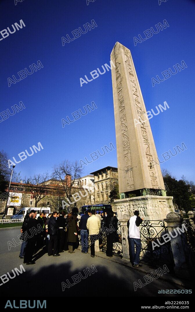 Grupo de turistas frente al obelisco de Teodosio(1450a.c.).Jardines y esplanada del hipodromo.Sutanahmet.Estambul.Turquia.