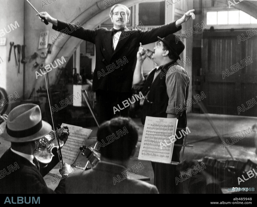 ADOLPHE MENJOU y BILLY GILBERT en LOCA POR LA MÚSICA, 1937 (ONE HUNDRED MEN AND A GIRL), dirigida por HENRY KOSTER. Copyright UNIVERSAL PICTURES.