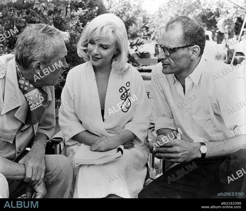 NORMA JEAN BAKER, JOHN HUSTON y MILLER ARTHUR 1915. ARTHUR MILLER, JOHN HUSTON y MARILYN MONROE en VIDAS REBELDES, 1961 (THE MISFITS), dirigida por JOHN HUSTON. Copyright UNITED ARTISTS/SEVEN ARTS.