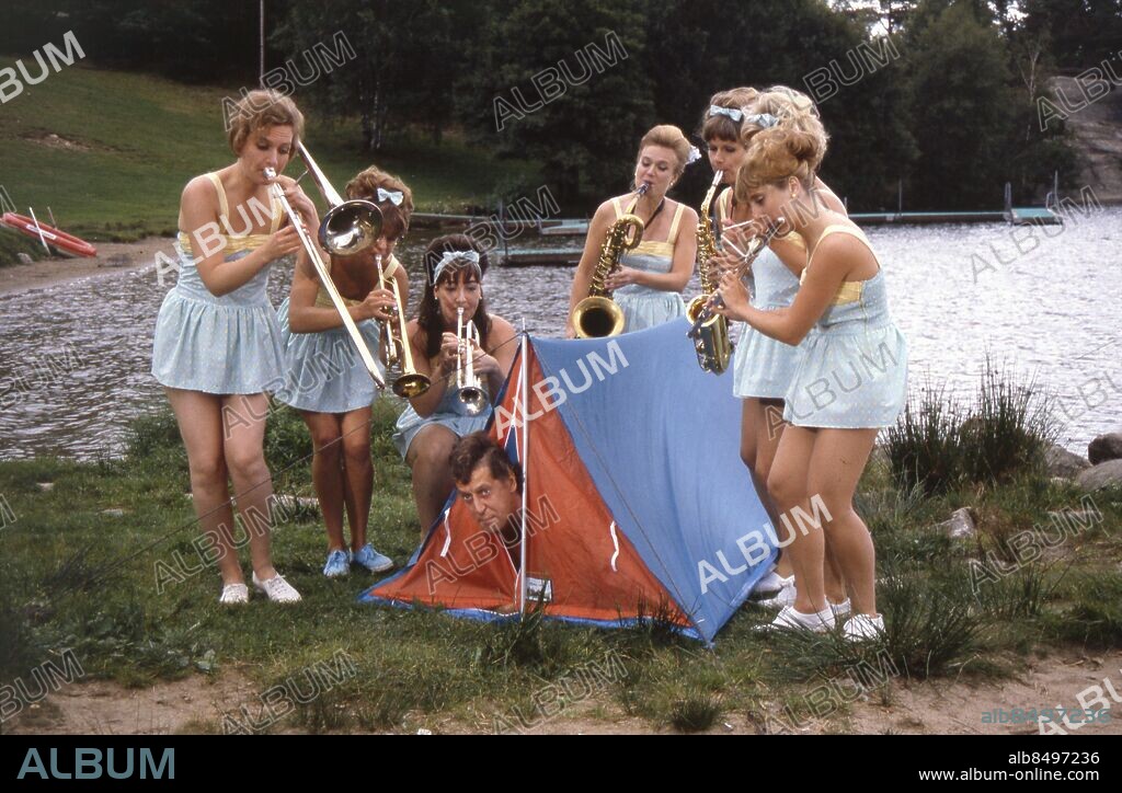 Göteborg - 1989 - Kurt Olssons Sommartelevision - Kurt med damorkester i numret Itsy bitsy teeny weeny yellow polka dot bikini - "en prickig badräkt där magen var bar." *** Local Caption *** Inspelat i Alafors Folkets Park. KAMERAREPORTAGE.