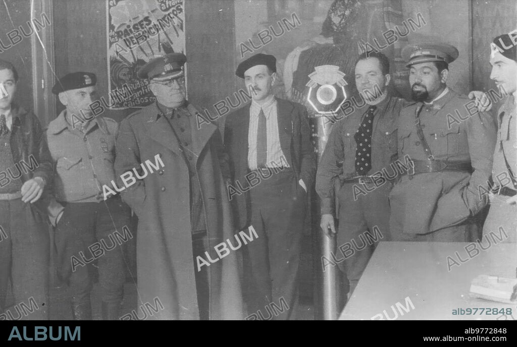 7 mayo 1937. "el Campesino" (2º Dcha.) junto al general Miaja (3º Izqda.), el delegado del gobierno de Euskadi en Madrid, sosa Barrenechea (Centro), el teniente coronel ortega y Otros Comandantes del ejército Republicano, al terminar el acto de ayuda A Euskadi celebrado en el estudio de la Emisora del socorro Rojo.