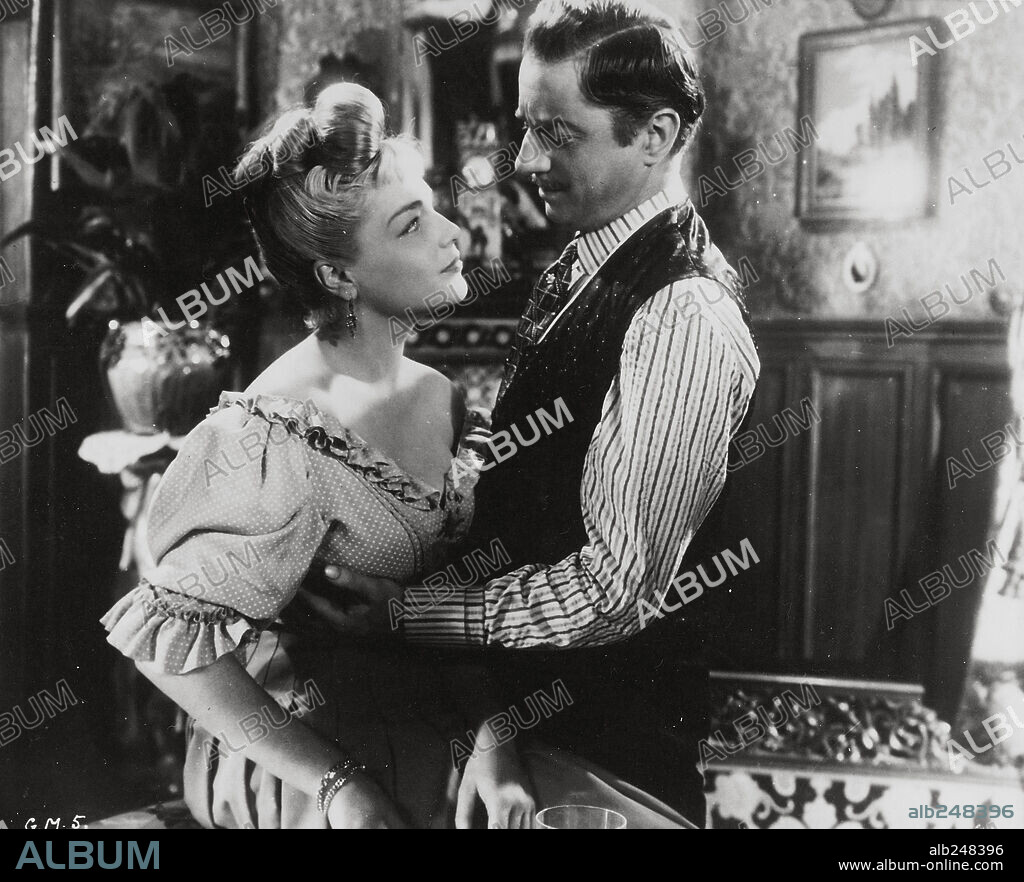 CLAUDE DAUPHIN y SIMONE SIGNORET en PARÍS, BAJOS FONDOS, 1952 (CASQUE D'OR), dirigida por JACQUES BECKER. Copyright SPEVA FILMS/PARIS FILM.