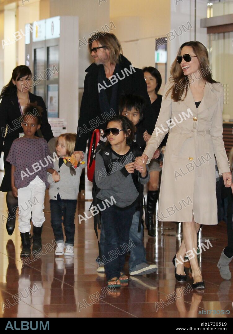 ANGELINA JOLIE, MADDOX JOLIE-PITT, PAX JOLIE-PITT, SHILOH NOUVEL JOLIE-PITT, ZAHARA JOLIE-PITT et BRAD PITT. Nov. 8, 2011 - Tokyo, Japan - Actor BRAD PITT and actress ANGELINA JOLIE arrive at Haneda Airport with their children on November 8, 2011 in Tokyo, Japan. They are in Japan to promote the film ''Moneyball. 08/11/2011