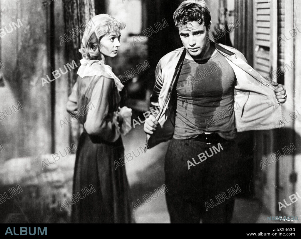 MARLON BRANDO and VIVIEN LEIGH in A STREETCAR NAMED DESIRE, 1951, directed by ELIA KAZAN. Copyright WARNER BROTHERS.