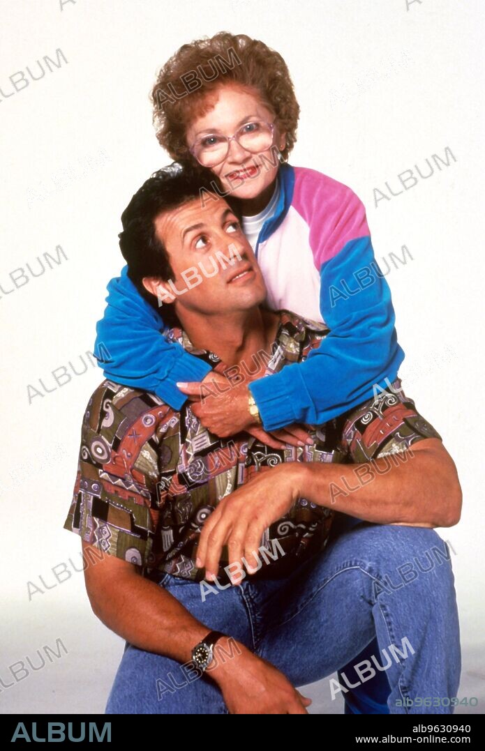 ESTELLE GETTY y SYLVESTER STALLONE en ¡ALTO! O MI MADRE DISPARA, 1992 (STOP! OR MY MOM WILL SHOOT), dirigida por ROGER SPOTTISWOODE. Copyright UNIVERSAL/NORTHERN LIGHTS.