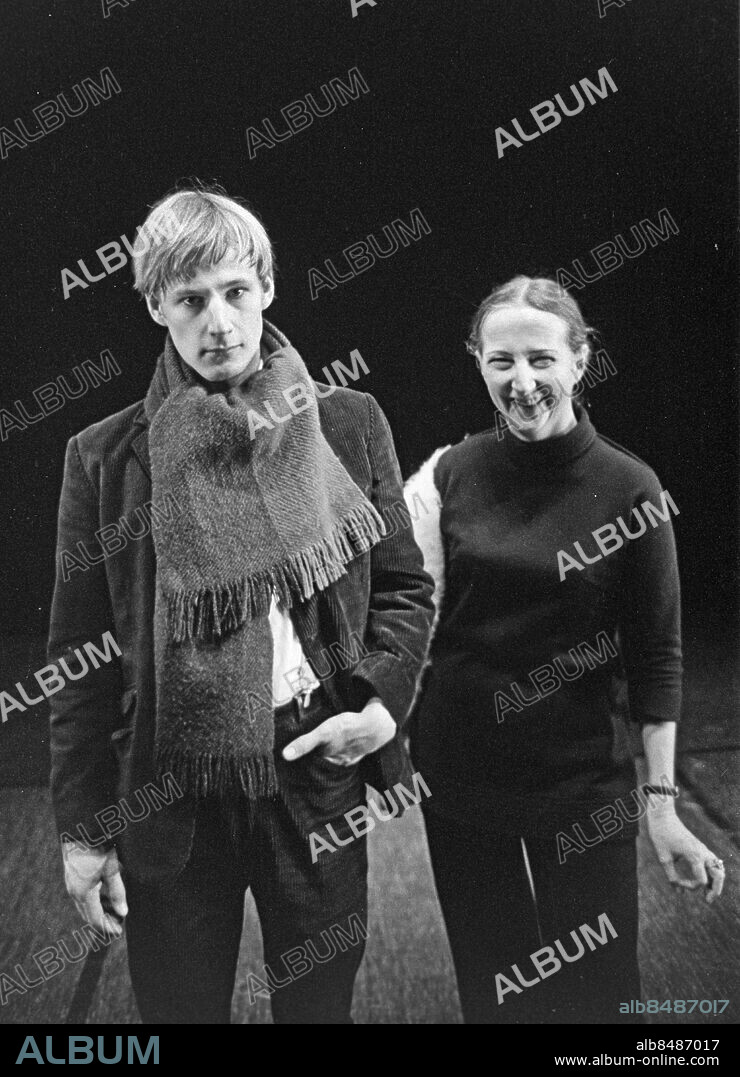 GÄVLE 1969-03.. Niklas Ek, dansare, och Birgit Cullberg, dansare och koreograf (mor till Niklas).. Foto: Ulf Stråhle / RiR / SVT / Kod: 5600. Bild och reportage publ. i RiR 14/69 inför TV-programmet Vindarnas grotta. TV-balett av Birgit Cullberg. RiR 19394 sv/v. Handen i fickan Halsdukar.