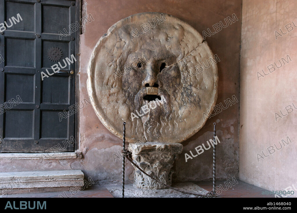 ARTE ROMANO. ITALIA. LA BOCCA DELLA VERITA, enorme disco romano con figura esculpida, cuya boca mordía, según la leyenda a quienes mentían. Iglesia de Santa María in Cosmedin. (El Aventino). Roma.