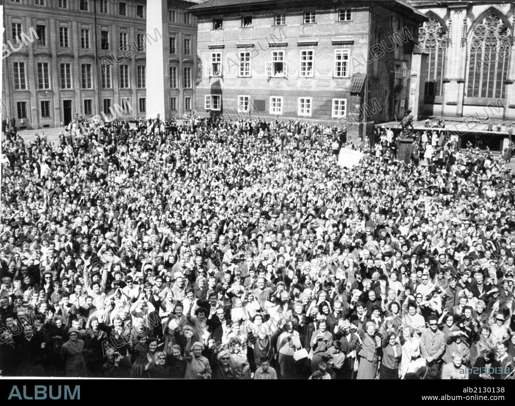 Prague Citizens Cheering The Romanian Party And State Delegation At Prague Castle, August 15Th, 1968. From R. To L.: Alexander Dubcek, First Secretary Of The Central Committee Of The Communist Party Of Czechoslovikia, Nicolae Ceausescu, Chairman Of The Rumanian State Council And Secretary General Of The Cc Of Th Cp. (Photo by: Sovfoto/UIG via Getty Images).