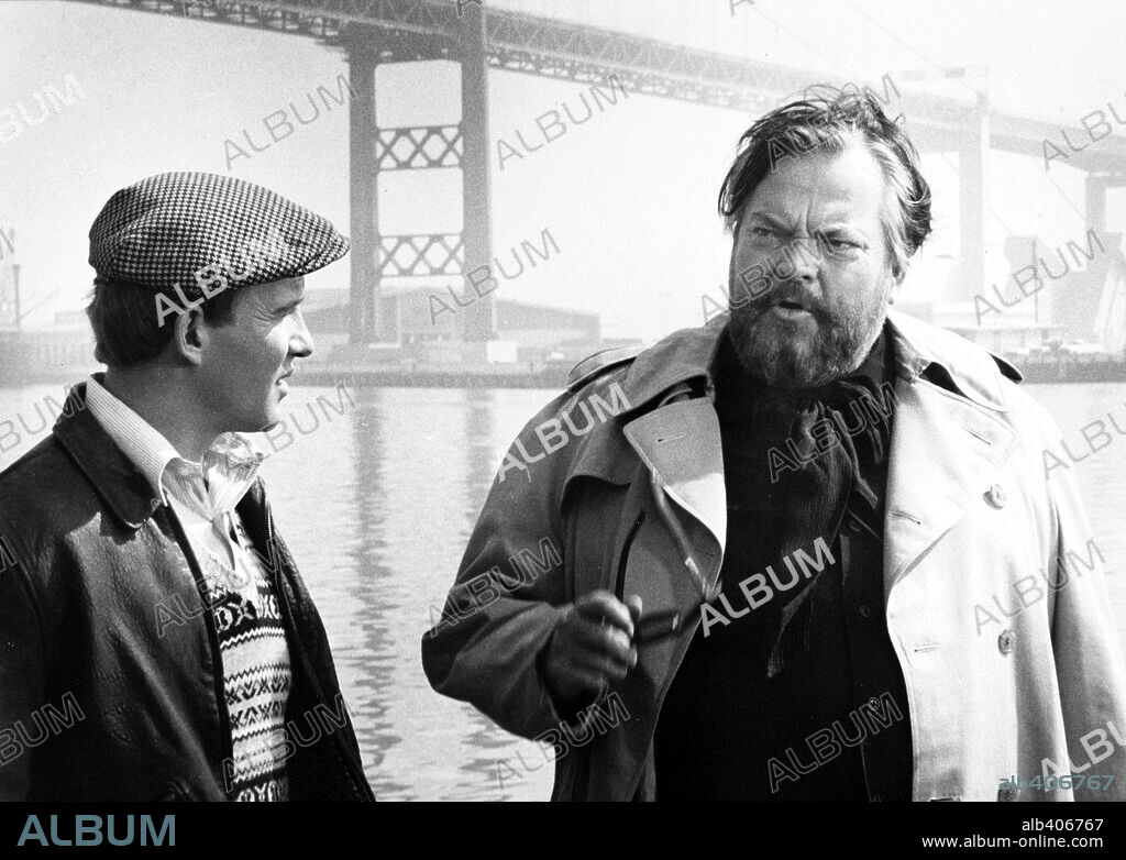 ORSON WELLES and TOM SMOTHERS in GET TO KNOW YOUR RABBIT, 1972, directed by BRIAN DE PALMA. Copyright WARNER BROTHERS.