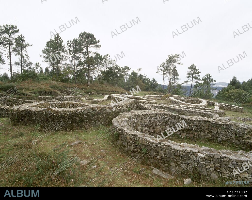 ARTE CELTA. CULTURA DE LOS CASTROS. ESPAÑA. Desarrollada durante la última fase de la Edad del Bronce y la Edad del Hierro en la Meseta y el Oeste peninsular, se caracteriza por sus recintos fortificados de forma circular, provistos de uno o varios muros concéntricos. Vista del CASTRO DE BORNEIRO, habitado entre los ss. VI y I a. C. CABANA. Provincia de A Coruña. Galicia.