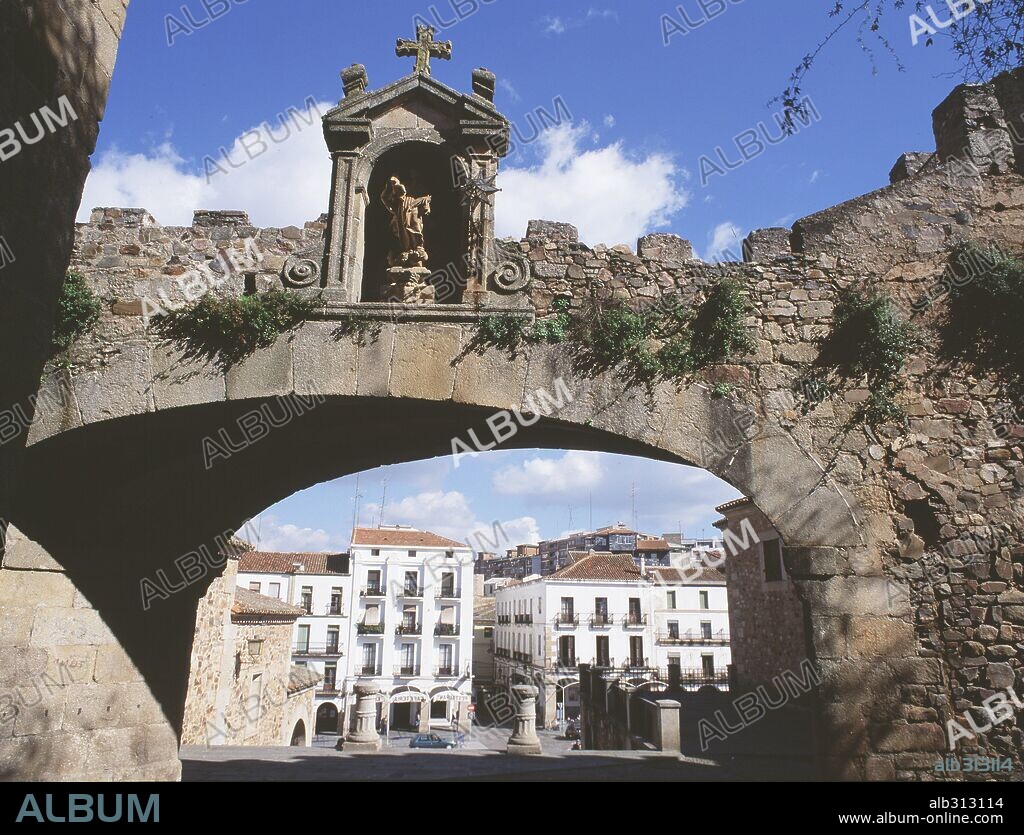 Arco de la Estrella. Al fondo, Plaza Mayor. Cáceres.
