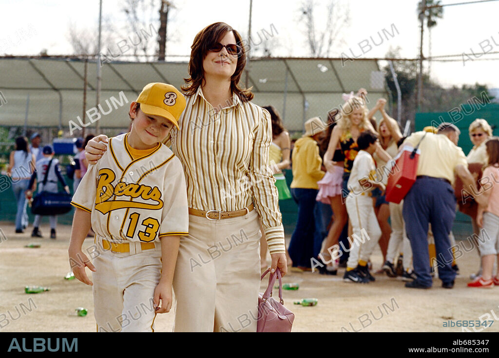 MARCIA GAY HARDEN y RIDGE CANIPE en UNA PANDILLA DE PELOTAS, 2005 (THE BAD NEWS BEARS), dirigida por RICHARD LINKLATER. Copyright PARAMOUNT PICTURES / NEWCOMB, DEANA.