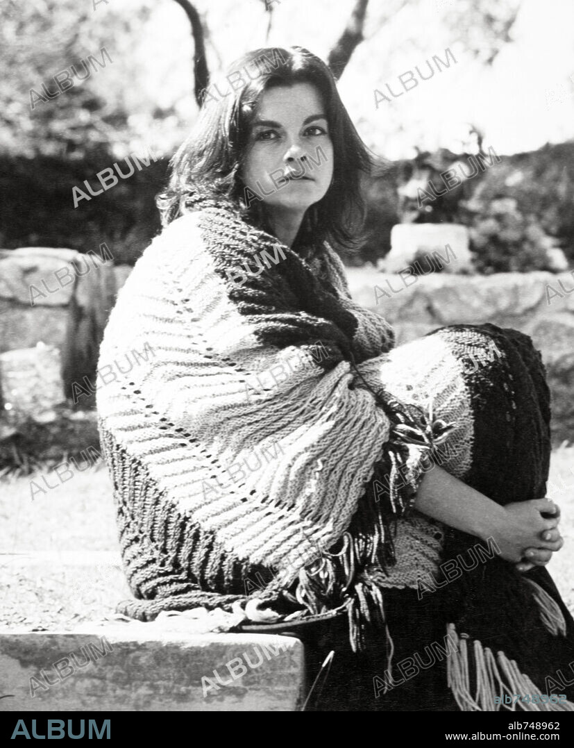 GENEVIEVE BUJOLD en AMOR BAJO FIANZA, 1976 (ALEX & THE GYPSY). Copyright 20TH CENTURY FOX.