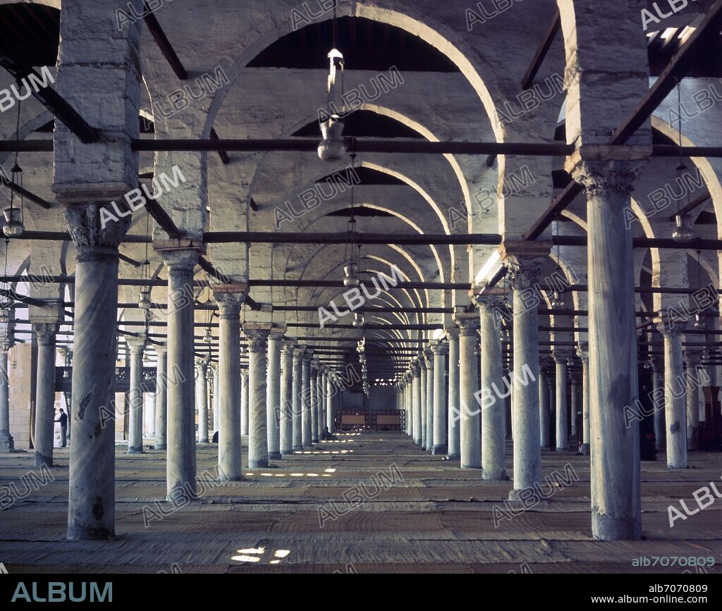 INTERIOR-VISTA DE LA NAVE CON COLUMNAS.