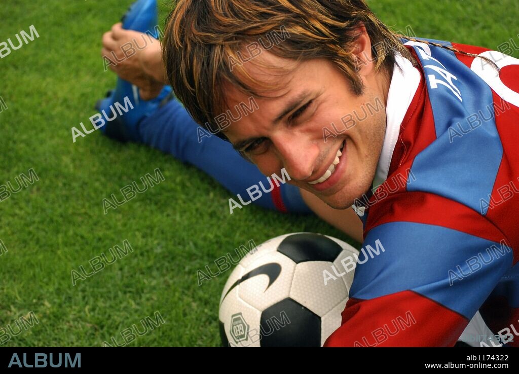 GAEL GARCIA BERNAL en RUDO Y CURSI, 2008, dirigida por CARLOS CUARON. Copyright SONY PICTURES CLASSICS.