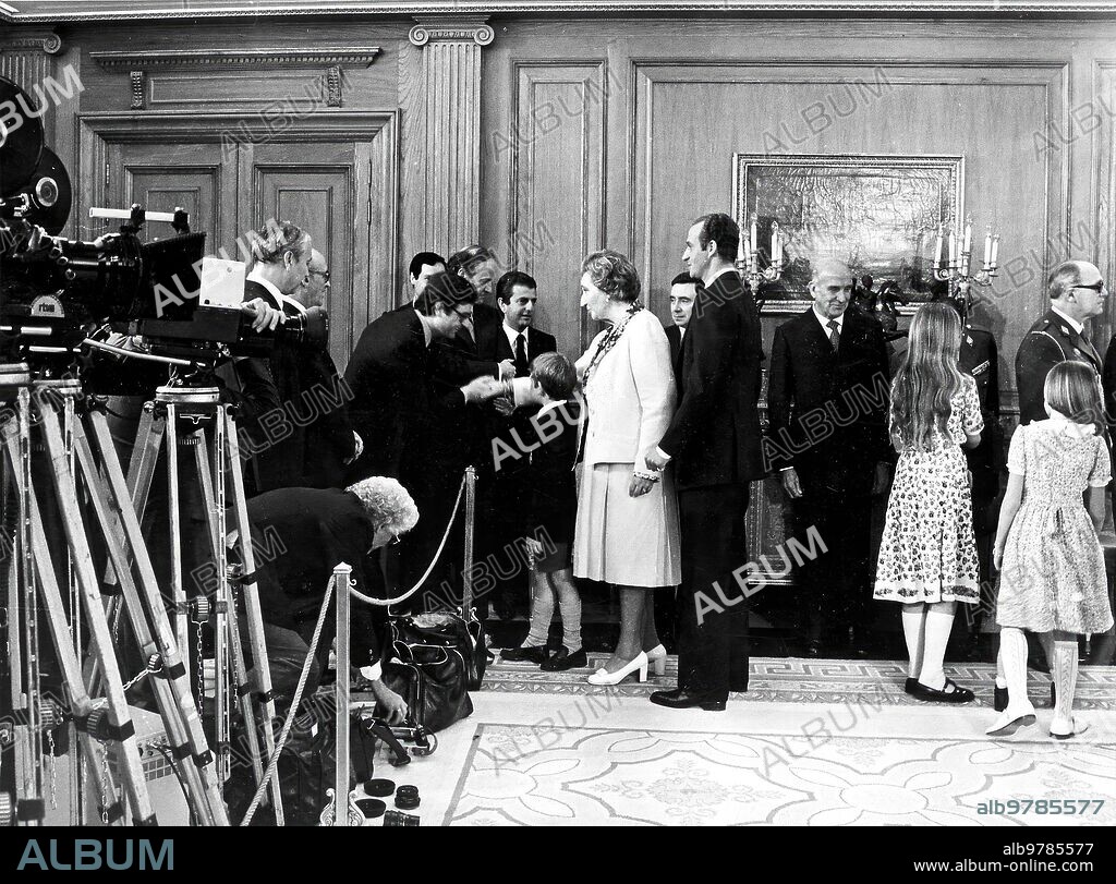 Madrid,14/05/1977. Don Juan de Borbón, Conde de Barcelona, en ceremonia celebrada en el Palacio de la Zarzuela, cede sus derechos dinásticos en favor de su hijo el Rey Don Juan Carlos I, en presencia de la Condesa de Barcelona y la Reina doña Sofia. En la imagen, la Condesa de Barcelona y Juan Carlos I saludan a José María García Hoz tras el acto, en presencia de otros miembros del Consejo de Don Juan, como Luis María Anson.