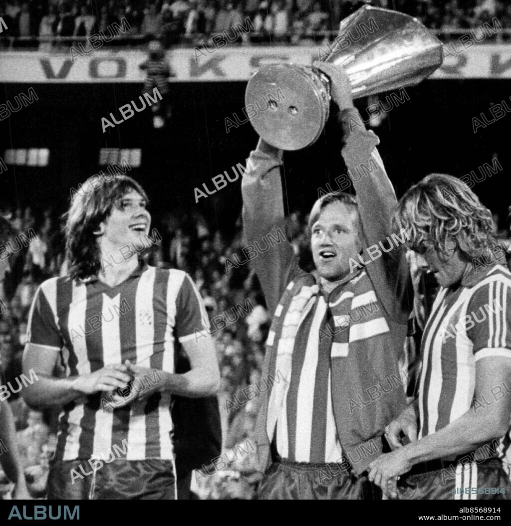 Hamburg 1982-05-19. Fotbollspelaren Dan Corneliusson höjer bucklan efter IFK Göteborgs seger över Hamburger SV i UEFA-cupfinalen . Foto: Peter Diedrich / SvD / TT / kod 12014.