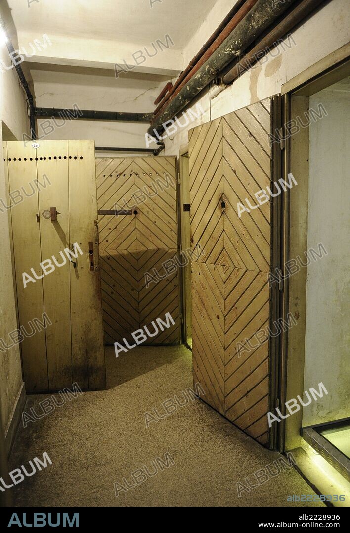 MUSEO GESTAPO. Edificio que durante la Segunda Guerra Mundial pasó a convertirse en el cuartel general de la Gestapo. Lugar de terror donde los polacos y judios de diferentes ideas políticas eran detenidos y torturados. CELDAS en el cuartel de la Gestapo. Cracovia. Polonia.