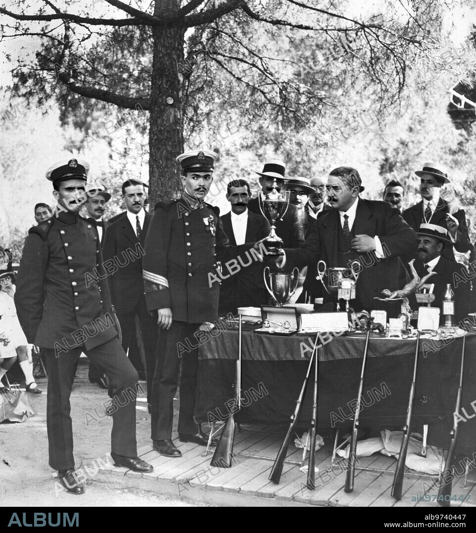 3 julio 1915. La fiesta de ayer en el tiro Nacional. El duque de Tovar Entregando al sargento de infantería de Marina, Martín carrero y al soldado Gaspar Fuster, el premio del Rey, ganado por ellos.