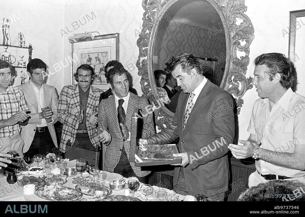16 junio 1975. Protagonistas - Entrenadores - los Jugadores Homenajean con una placa y una comida A su entrenador Miljanic.