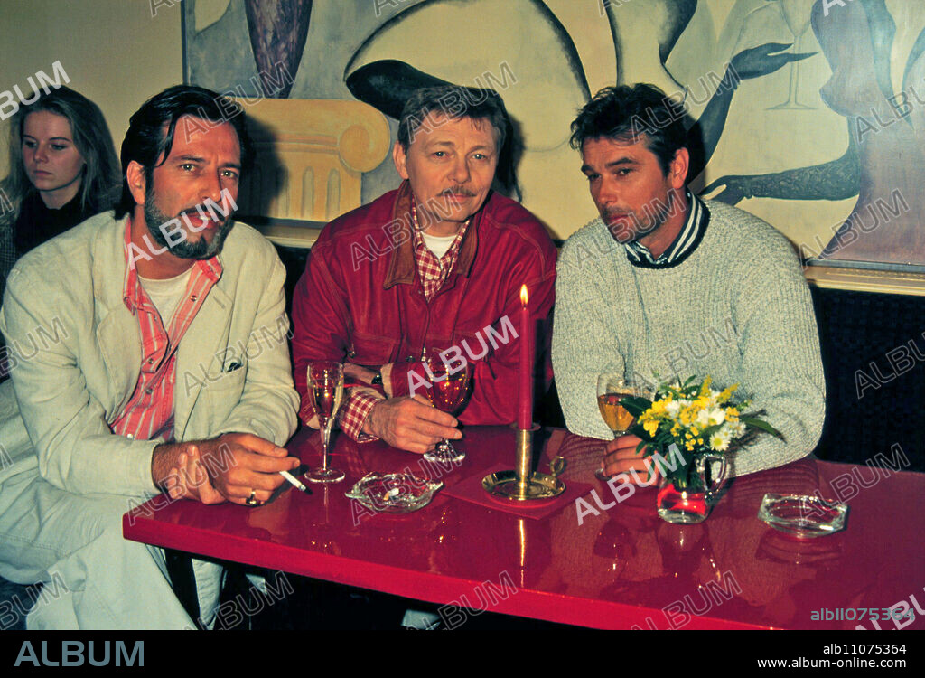 Sylter Geschichten, RTL TV series, 1996, episode: Beloved Daughter, scene in a bar: HANS SCHENKER as Jürgen Hollberg, UWE FRIEDRICHSEN as Harald Petersen, RALPH SCHICHA as Dr. Thomas Hinrichsen.