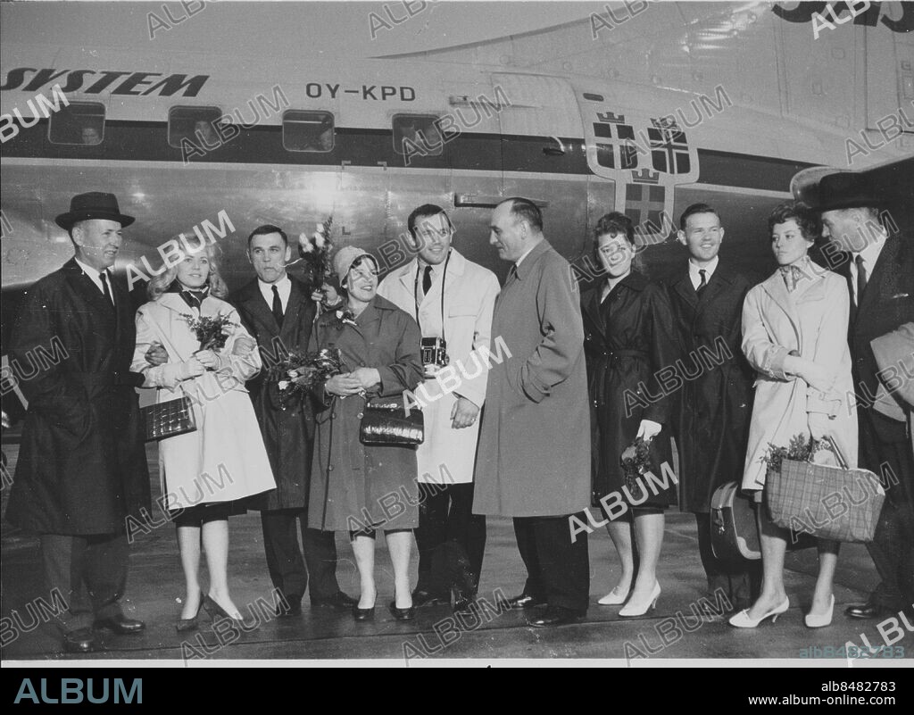 Göteborg - Torslanda flygfält april 1959 - Klanen Ingemar Johansson reser till USA för första matchen mot Floyd Patterson -. Frv. Pappa Jens, broder Rolf med fästmö Anette, mamma Ebba, Ingemar, promotor Edwin Ahlquist, syster Eva, Broder Henry, Ingemars fästmö Birgit samt tränaren Nisse Blomberg - *** Local Caption *** GP apr1959_2167. KAMERAREPORTAGE.