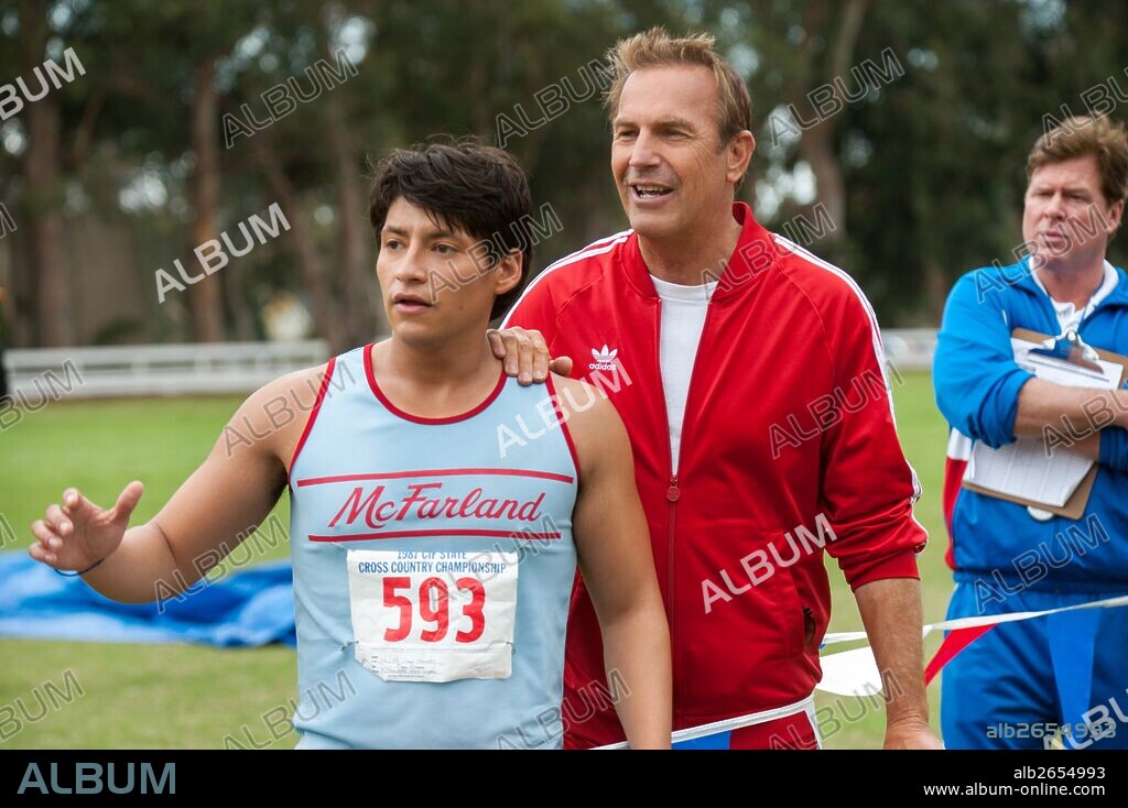 CARLOS PRATTS y KEVIN COSTNER en MCFARLAND, USA, 2015, dirigida por NIKI CARO. Copyright WALT DISNEY PICTURES.